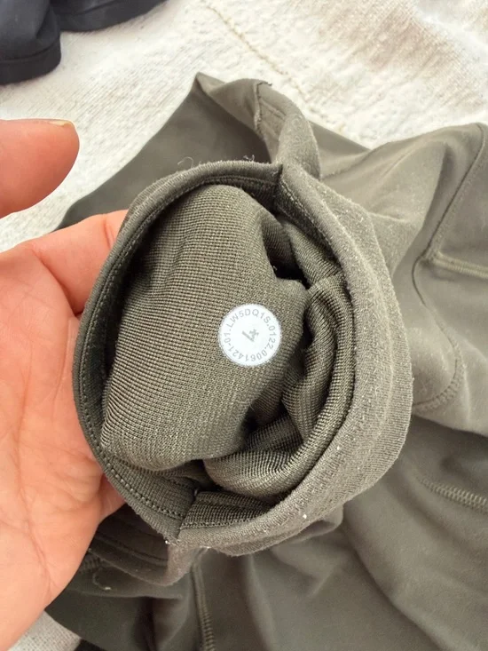 Bundle of 6Lululemon leggings sport bra and shorts size 4 - Picture 12 of 12